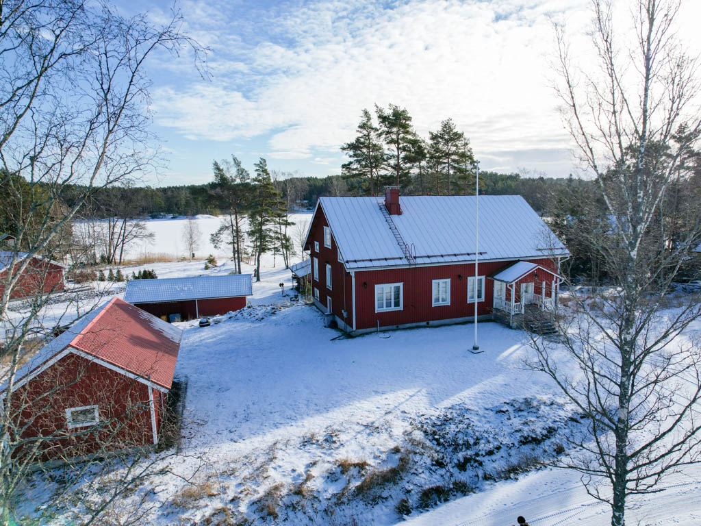 Bygdegårdens fasad och gård